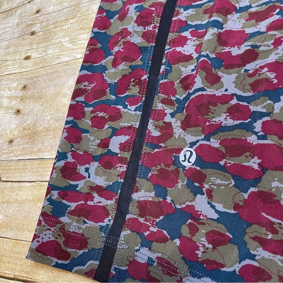 Lululemon Men’s Pace Breaker 9” Lined Shorts In Burgundy Camouflage - Picture 5 of 10
